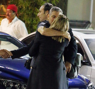 Клуни эхнэрээ хуурчээ