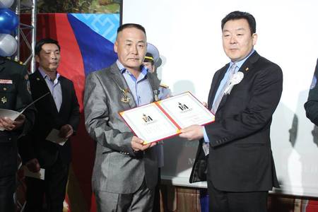 ”Монгол цэргийн музей”-н ажилчдыг шагналаа