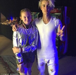 Бибер ууртай фэнээ тайтгаруулав