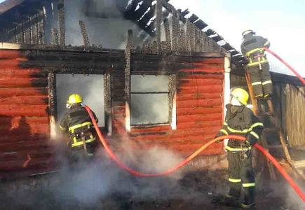 Өс санаж, байшинг нь шатаажээ