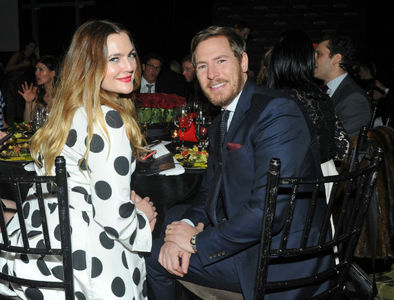 Дрю Берримор нөхрөөсөө салжээ