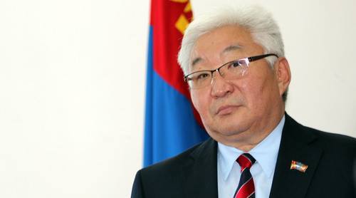Э.Бат-Үүлийн нэрийг ашиглан хууль зөрчиж байна