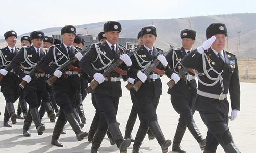 100 гаруй цагдаа тангараг өргөлөө