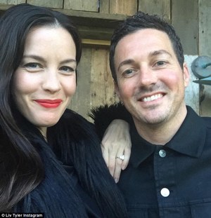 Тэйлор эмнэлэгт хүргэгджээ