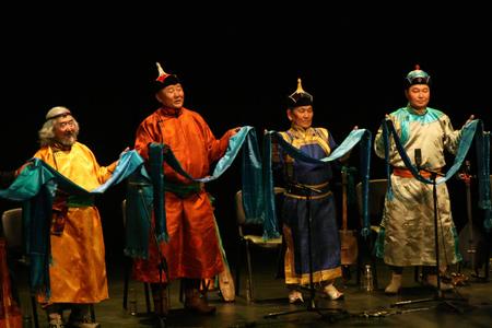 Хөөмийчид олон улсад тоглож байна