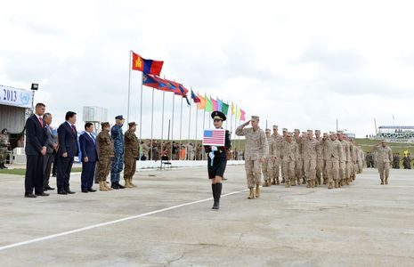 Дэлхийн 40 орны 2000 цэргийн албан хаагч ”Хааныг эрнэ”