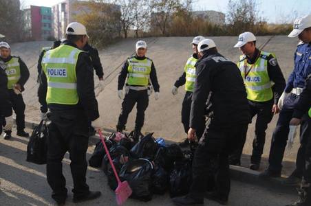 Цагдаа нар Туул голыг цэвэрлэнэ