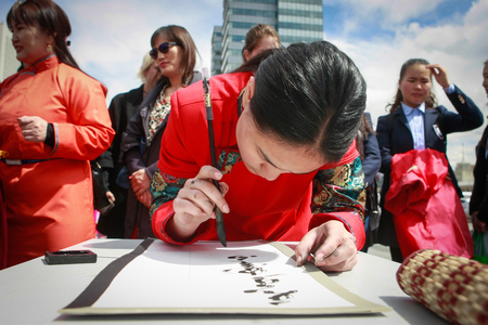 Сурагчид мянган хуудастай ном бүтээжээ