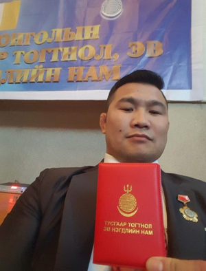 Х.Цагаанаа гавьяат Г.Уянгын намыг сонгожээ