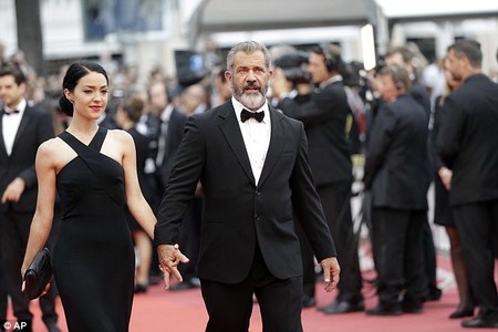 Мел Гибсон аав болно