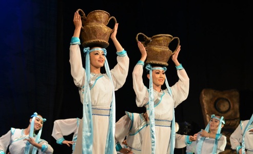 “Алтан ураг”-ынхан чуулгын тайзнаа цуглана