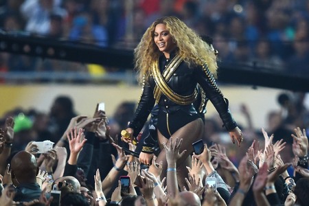 Бейонсиг шүүхэд өгчээ 