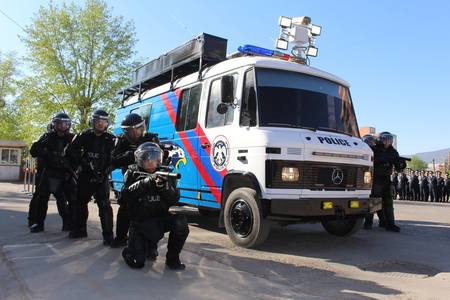 Цагдаа нар албаны машинаа тоногложээ