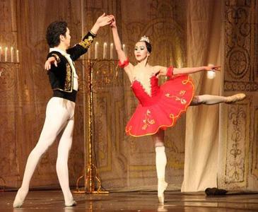  Г.Цолмон ээжтэйгээ хамт бүжнэ