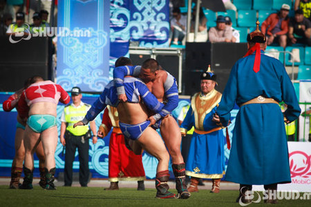 Түрүү бөхөд 10.000 доллар, үзүүр бөхөд 5.000 доллар гардуулна