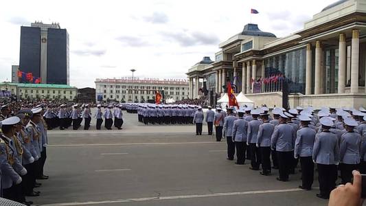 Чингисийн талбайд шөнийн парадтай 