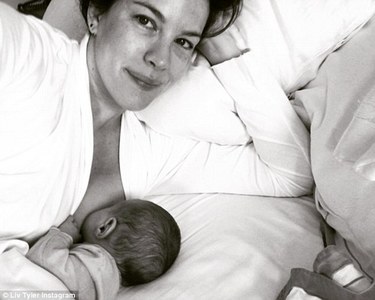 Лив Тэйлор охиноо танилцуулжээ