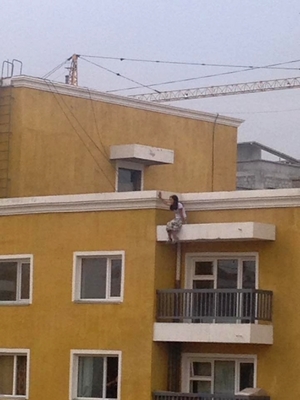 17 настай хүүхэд өндрөөс унахыг завджээ