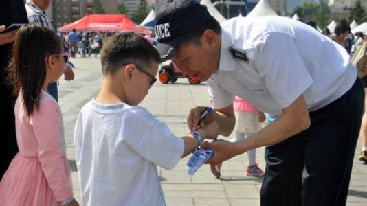 Цагдаагаас 800 хүүхдэд бугуйвч тараажээ