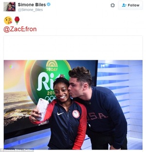 Зак Эфрон олимпийн аваргыг үнсэв