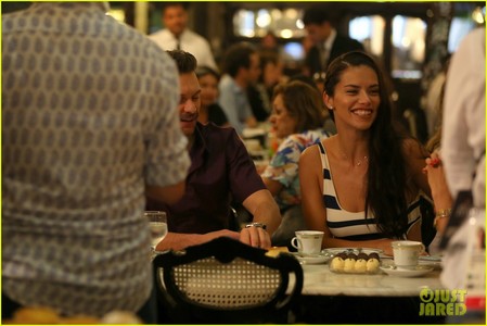 Адрина Лима хөтлөгчтэй болзов