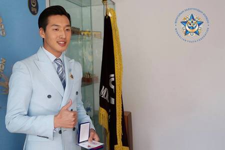 МЗХ-ноос Э.Энхболдыг шагналаа 