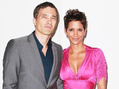 Хэлли Бэрри салжээ