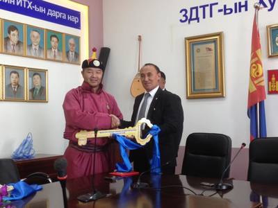 Б.Баатарцолд хоёр өрөө байр бэлэглэв