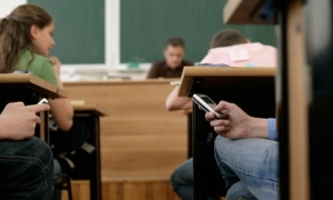 Хичээл дээр гар утас ашиглахыг хориглоно