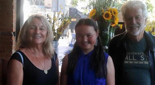 Бүргэдчин охиныг Ди Каприогийн ээж зоогонд урьжээ