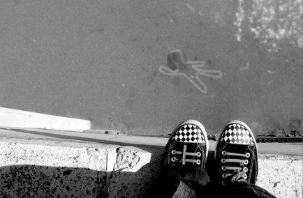 Орон сууцны дээврээс 14 настай эмэгтэй хүүхэд үсрэх гэж байсныг буулгажээ