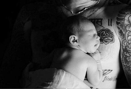 Адам Леван охиноо танилцуулав