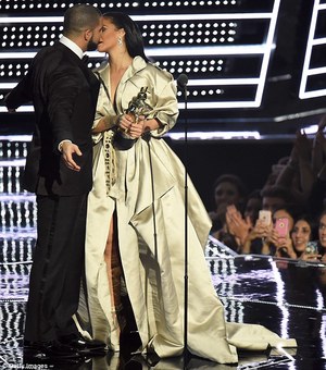 Рианна гэрлэх санал авчээ 