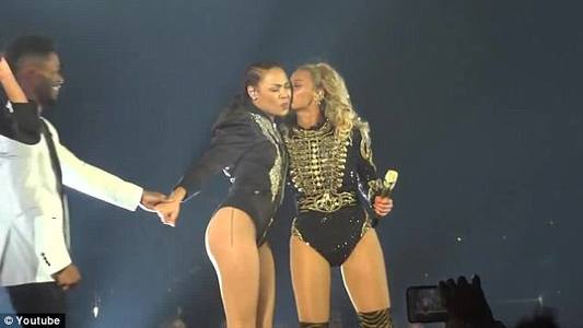 Тоглолтын үеэр гэрлэх санал тавьжээ