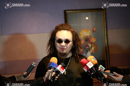 “Боож үхлээ” жагсаалын үеэр клипний зураг авна