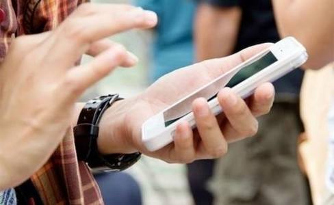 Гар утасны хулгайчийг үйлдэл дээр нь илрүүлжээ