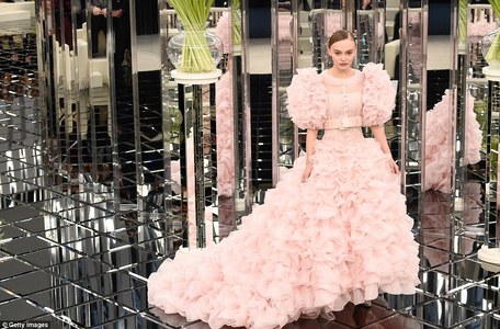 Деппийн охин загвар өмсөв