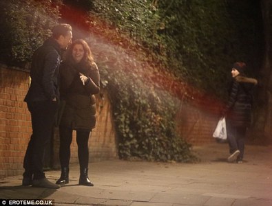 Том Хиддлтон найз бүсгүйтэй болжээ