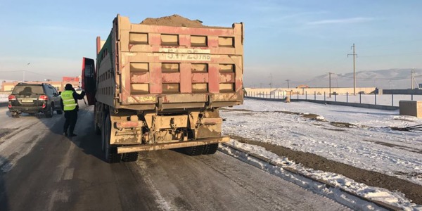 Тээврийн хэрэгслүүдийн гэрэлтүүлгийг шалгаж байна