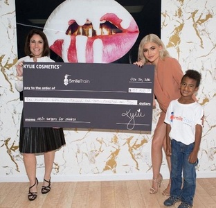 Кайли Женнер хүүхдүүдэд мөнгө хандивлажээ