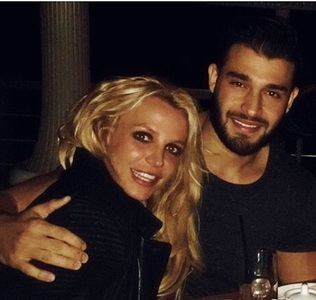 Бритни найз залуутай болжээ