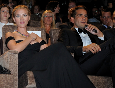 Скарлет Йохансон нөхрөөсөө салжээ