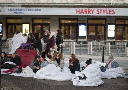 Харри хоёр хоног гадаа хоносон фэнүүддээ бэлэг барив
