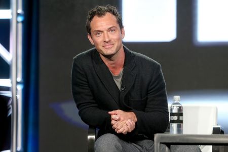 Жуд Лоу: Шар хэвлэл амьдралыг баллаж байна