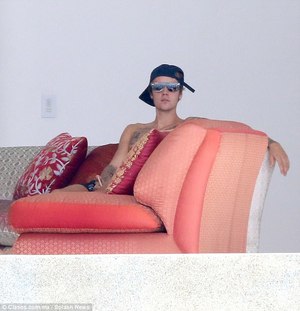 Бибер ганцаараа Мексикт амарч явна 