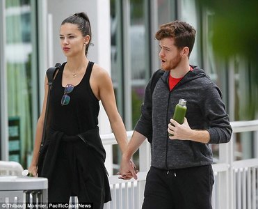 Адрина Лима Турк зохиолчтой болзох болжээ