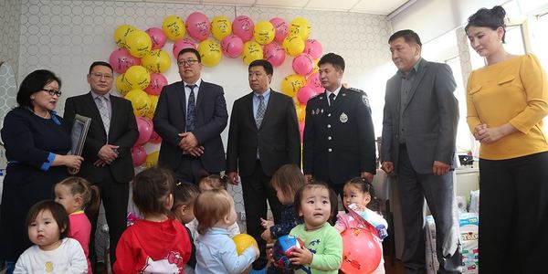Хүүхдийн клиник сувилалуудад хандиваа гардууллаа