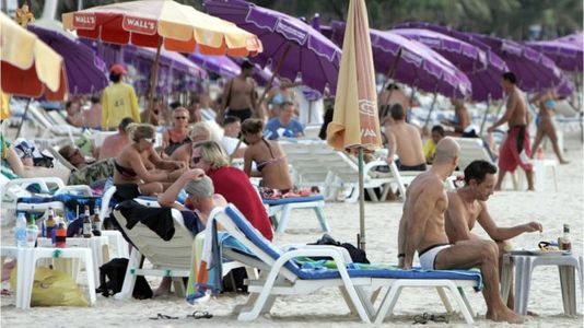Жуулчдыг далайн эрэг дээр тамхи татахыг хориглолоо