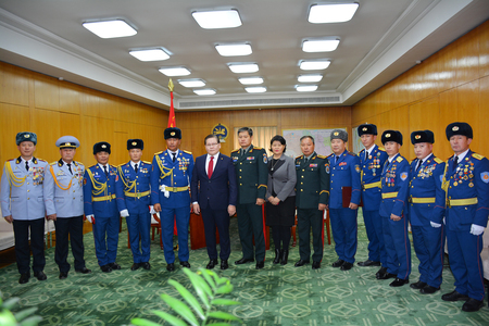 Отгонтэнгэр ууланд үүрэг гүйцэтгэсэн албан хаагчдыг шагналаа