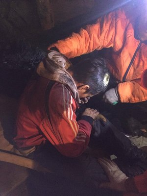 120 метрийн гүнд нурангид даруулсан дөрвөн иргэнийг аварлаа
